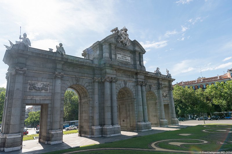 20160606_181254 D4S.jpg - The Puerta de Alcalá is a Neo-classical monument in the Plaza de la Independencia in Madrid